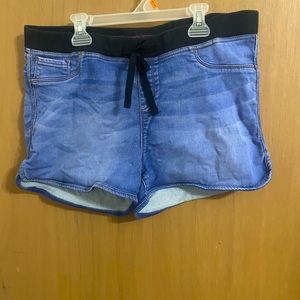 No boundaries Jean shorts XL size 15-17 medium wash